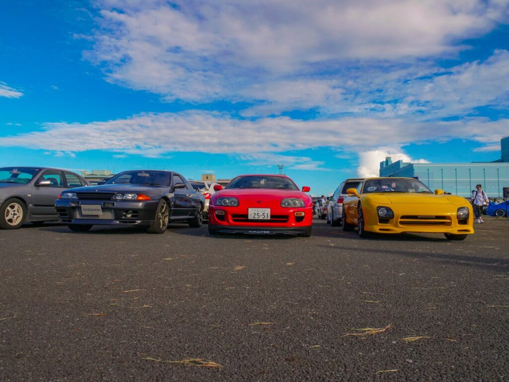 verschillende auto's op een rij