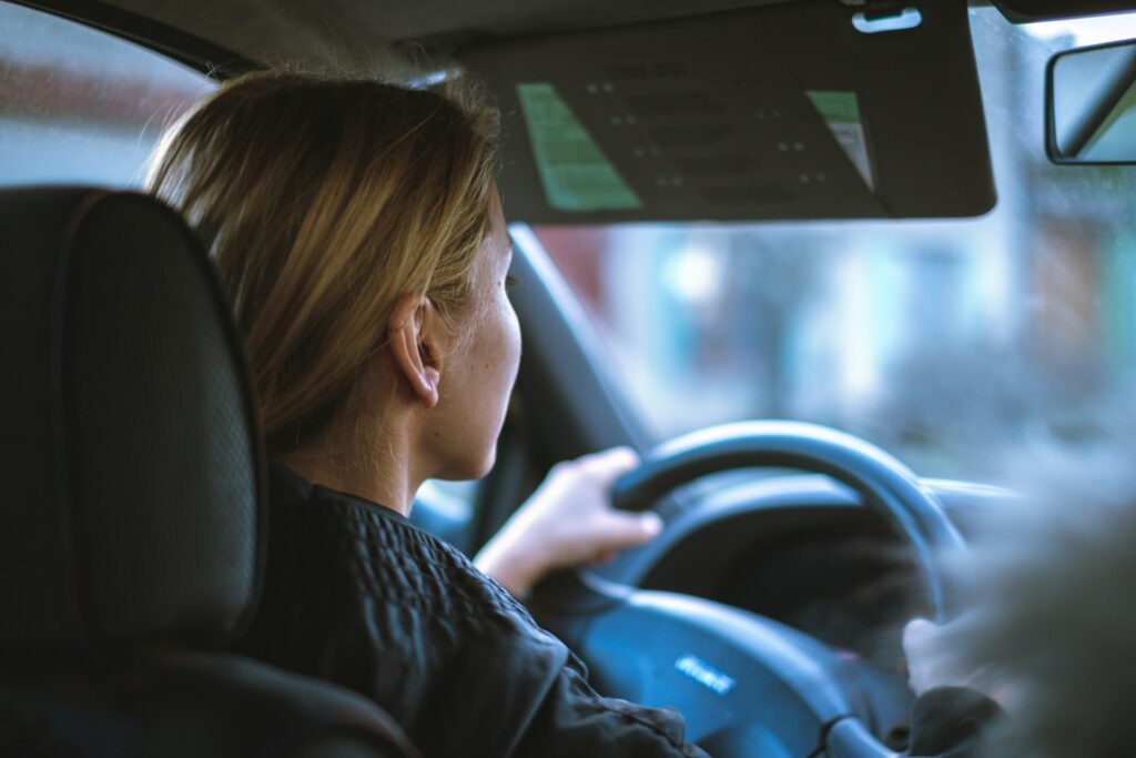 Vrouw achter het stuur in auto
